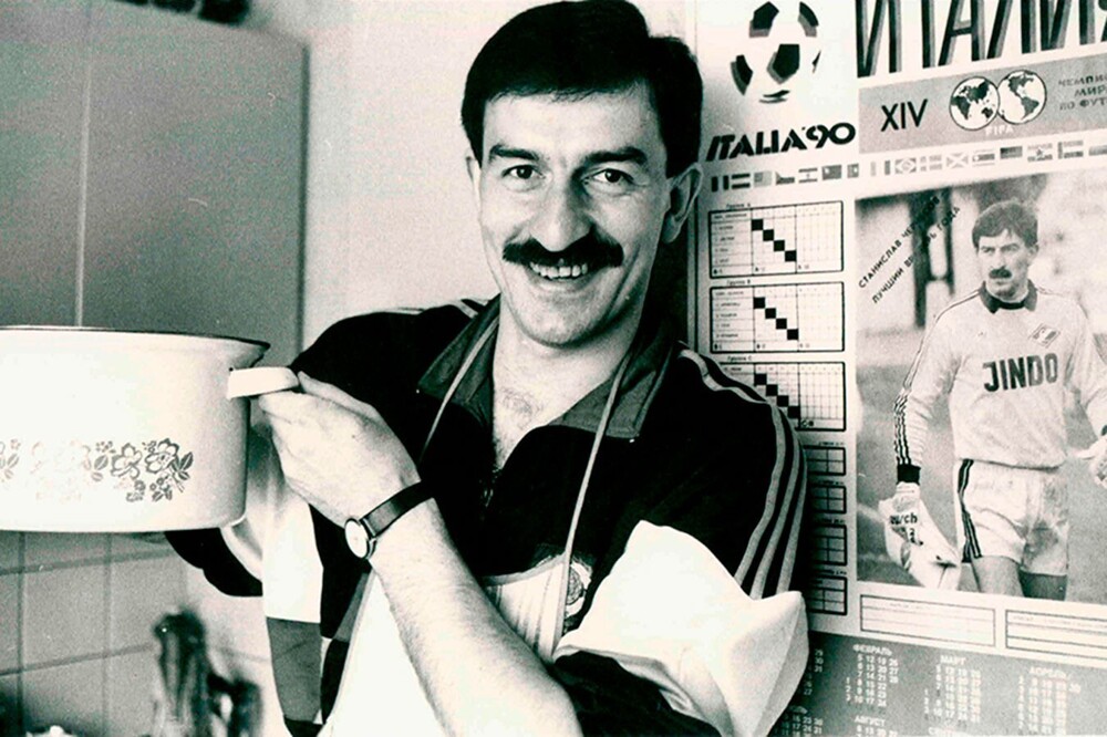 Станислав Черчесов на кухне, 1990 год