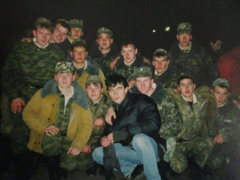 Сергей Бодров фотографируется с военнослужащими, Россия, конец 1990-х