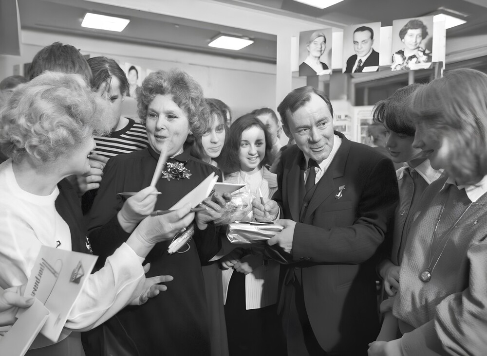 Вера Васильева и Валерий Носик раздают автографы на юбилейном вечере в Доме культуры завода ЗИЛ, 1987 год.