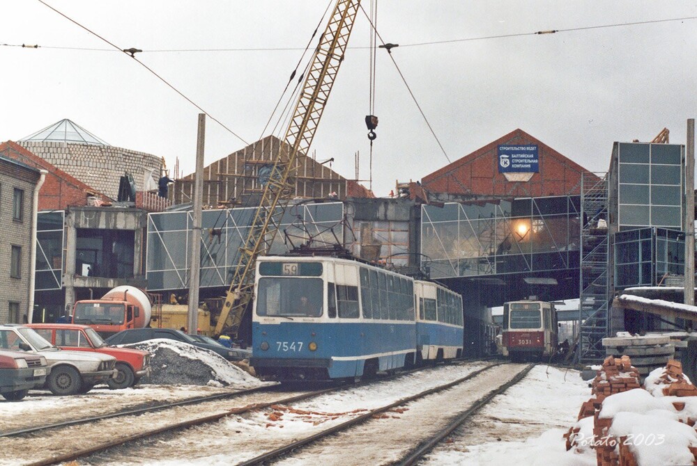 Продолжается строительство нового вокзала Санкт-Петербурга - Ладожского. Он будет сдан в эксплуатацию 15 июня 2003 года.