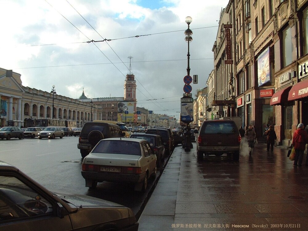 Парковка вдоль Невского - легко. Парковка на тротуаре Невского - так же легко. Ух, какой же беспорядок в те годы был с этим.