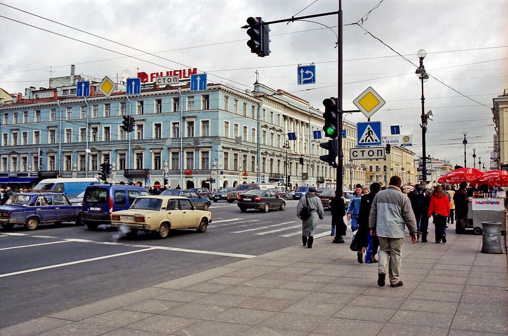 Вид на перекрёсток Невского проспекта и набережной канала Грибоедова, а так же на станцию метро "Невский проспект".