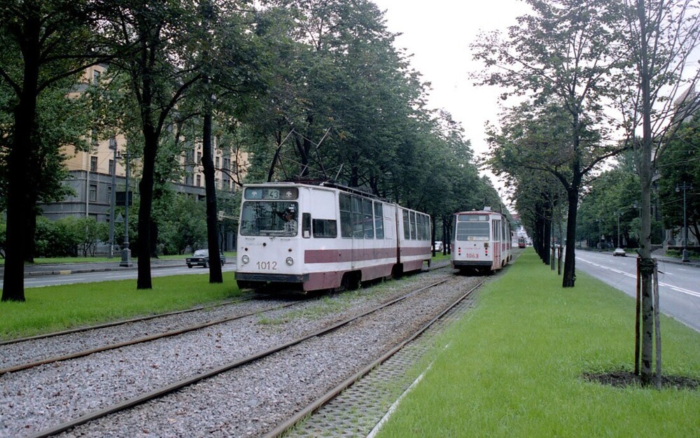 Трамвайная линия в северной части Московского проспекта неподалёку от станции метро "Фрунзенская. Закроют её в 2006 году.