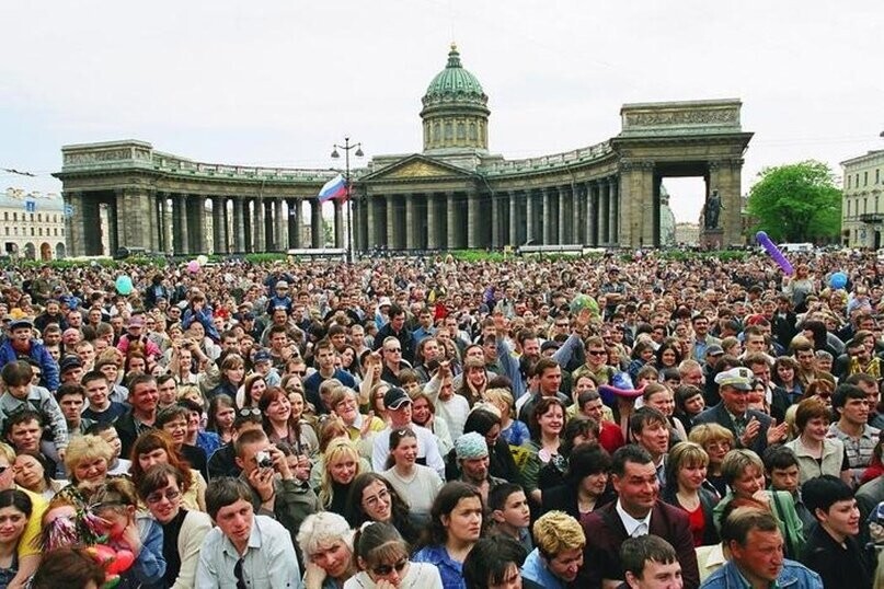 Празднование 300-летия города. Петербуржцы около Казанского собора.