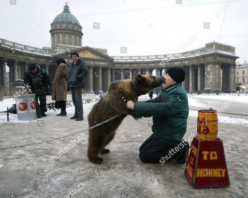 Целовашки с медвежонком на фоне Казанского собора.
