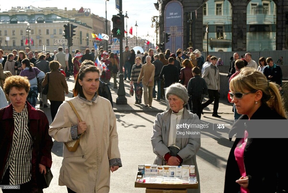 Торговля сигаретами около станции метро "Невский проспект". Дом книги закрыт на реконструкцию в преддверии празднования 300-летия города.