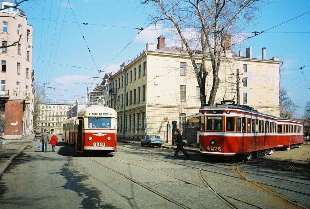 Два музейных трамвая, ЛМ-47 и ЛМ-33 около трамвайного парка номер 4 на Дегтярном переулке.