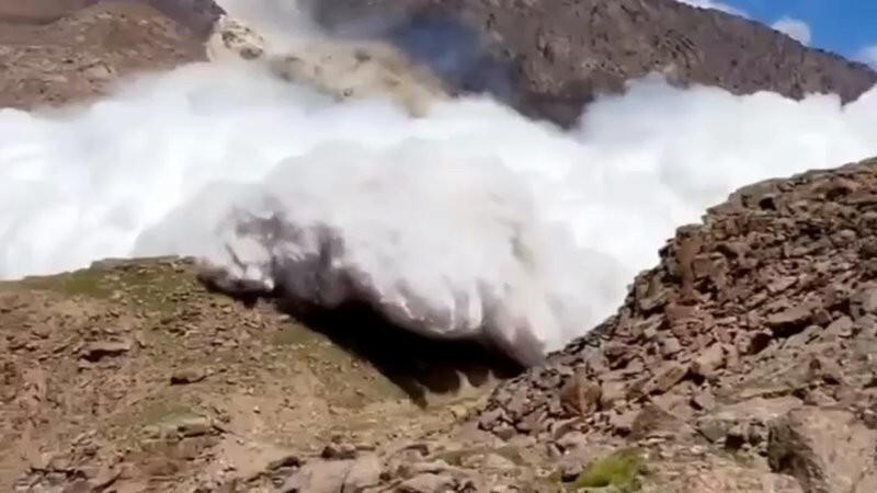 Турист снял на видео, как его поглотила снежная лавина в горах Киргизии