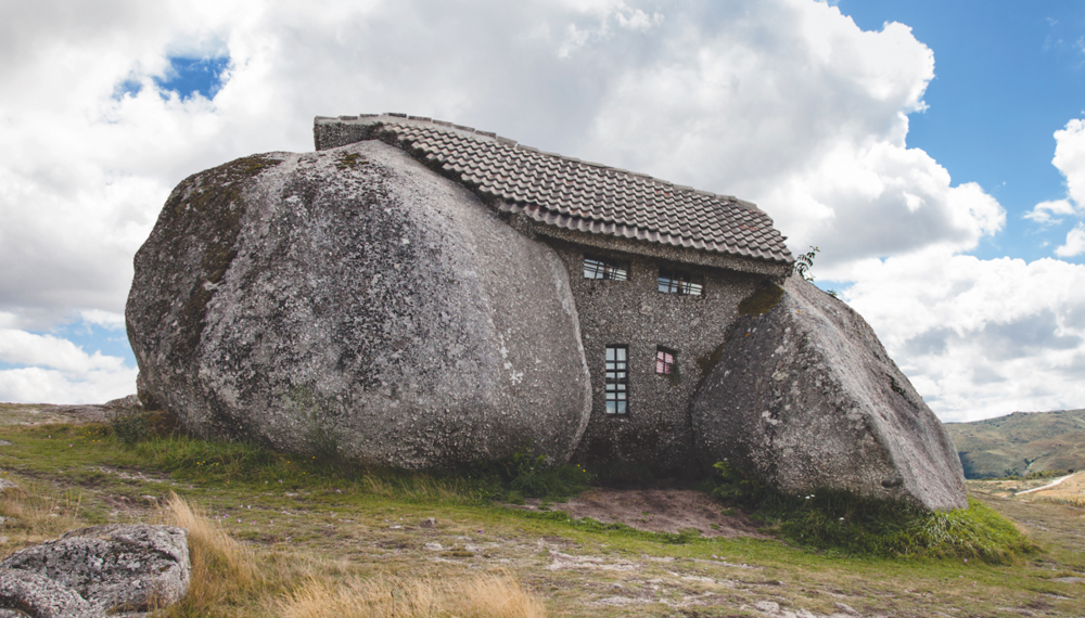 Дом в Португалии, его так и называют - "Каменный дом"