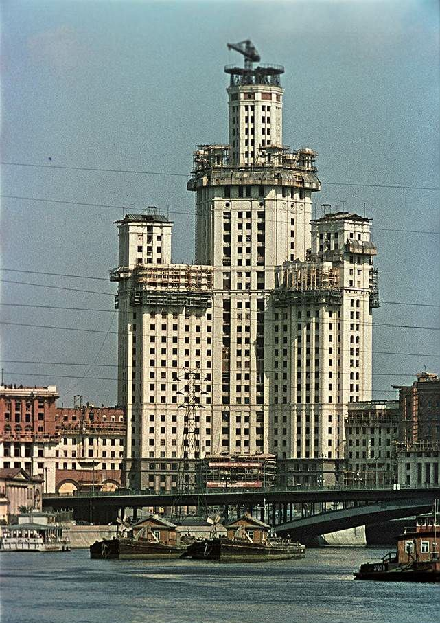 Москва. Cтроительство высотки на Котельнической набережной. 1951 год