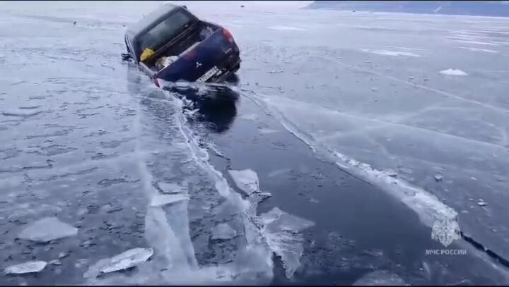 Два внедорожника провалились под лёд Байкала