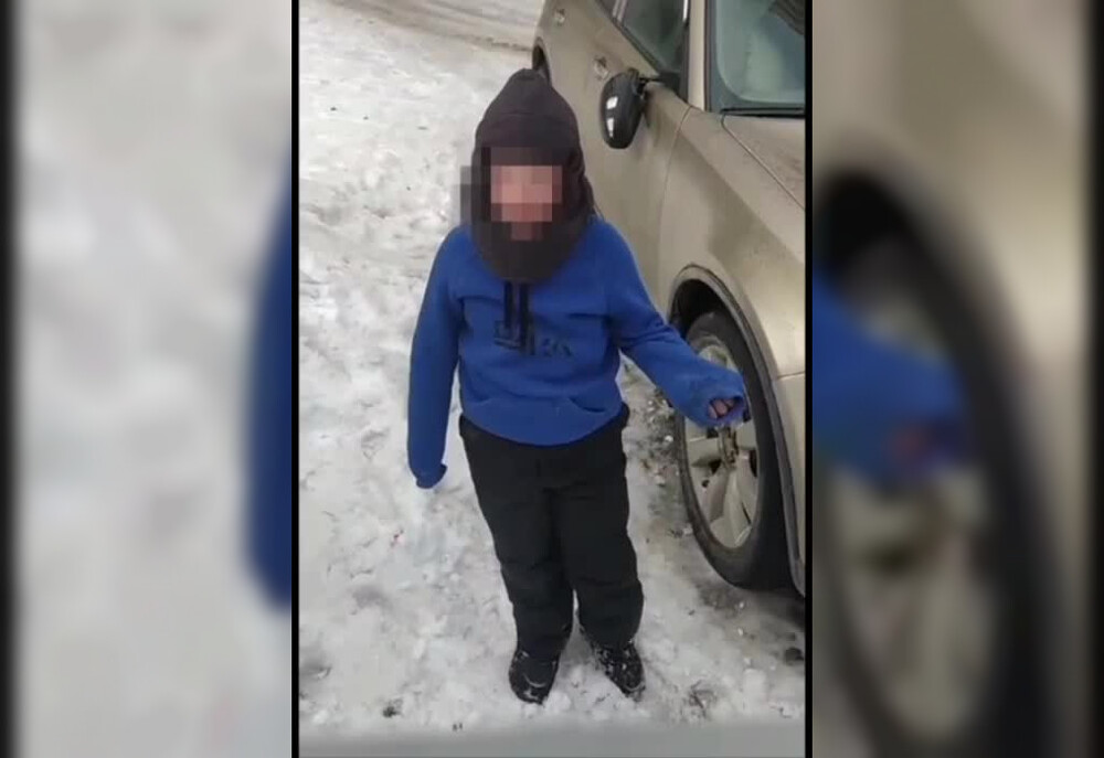 В Новосибирске ребёнок отломал зеркало, отпинал бампер и фары припаркованной Infiniti