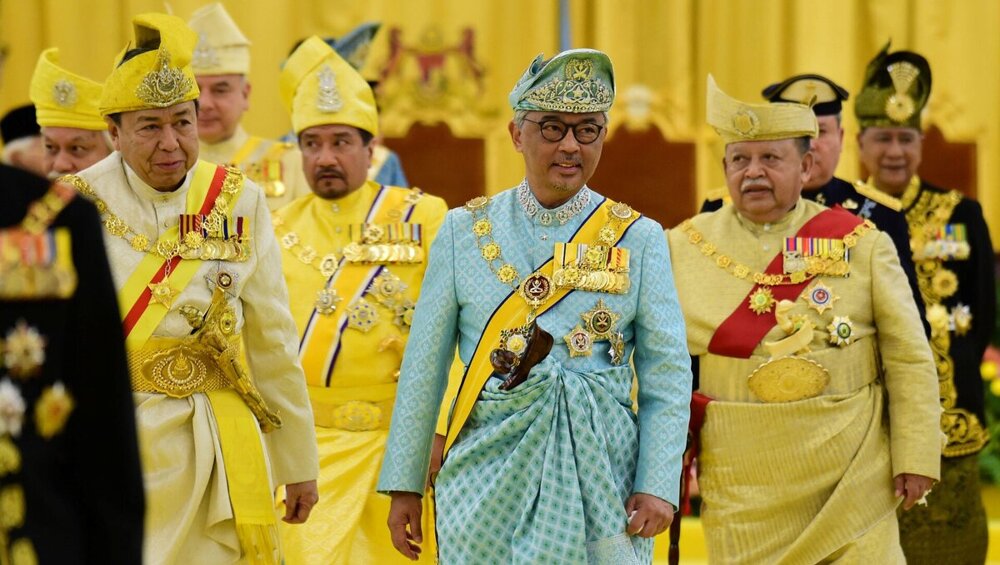 Почему в Малайзии запрещена желтая одежда?