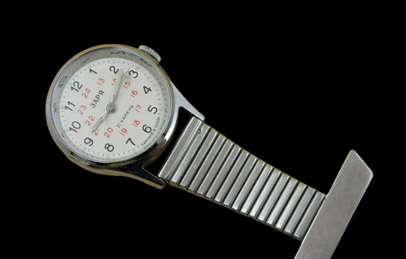 Эти часы сделаны специально для врачей. Что за странный вид?