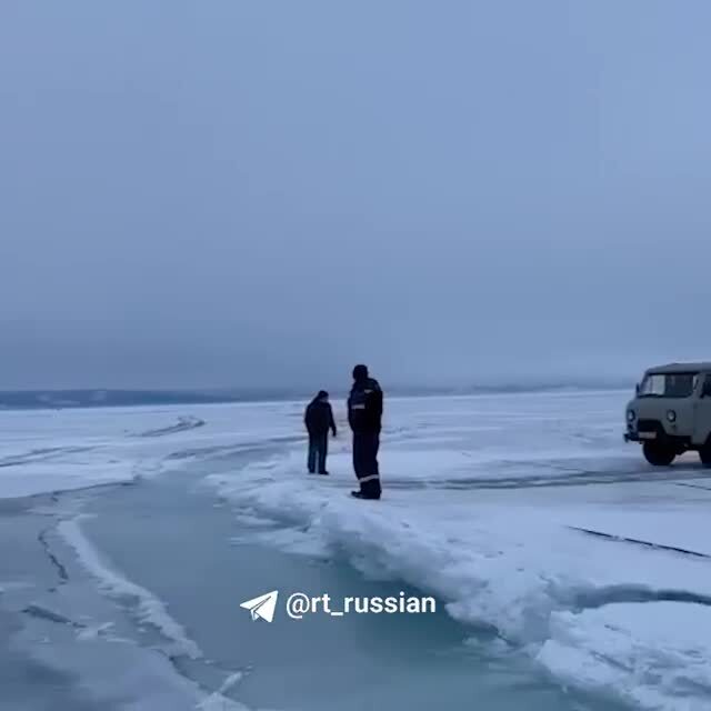 «Буханка» на скорости пролетела через трещину на Байкале 