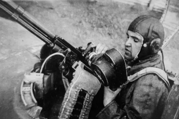 Как советский кинооператор снимал на камеру немецкий самолет, а потом взял и сбил его