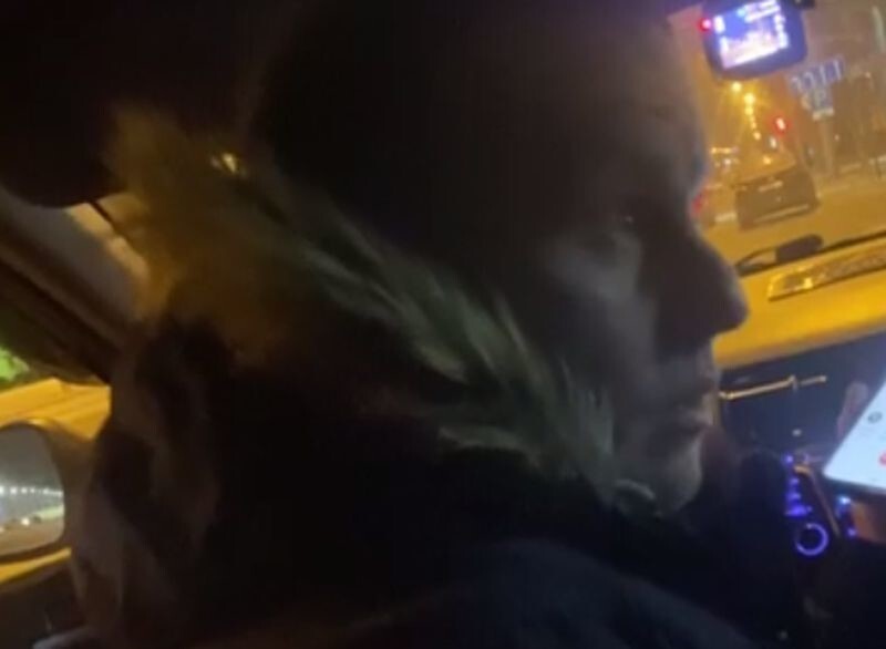 Водитель такси залил девушке лицо перцовкой