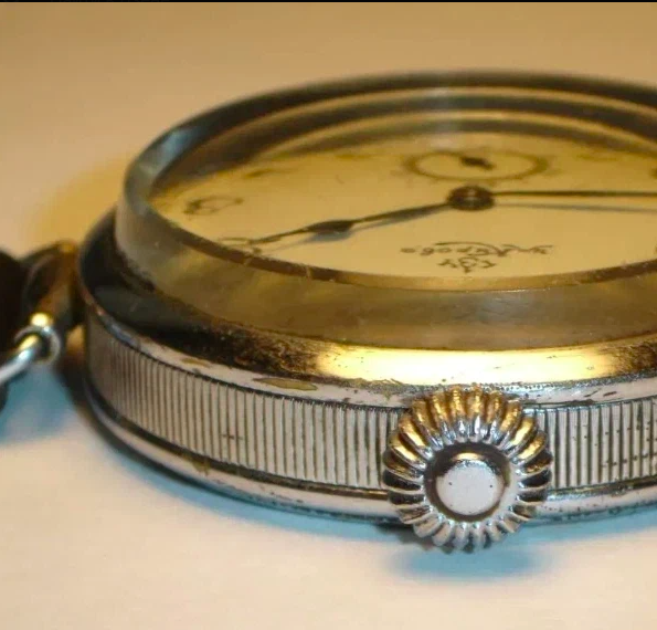 Эти часы - первые наручные часы в России. А что здесь с циферблатом?