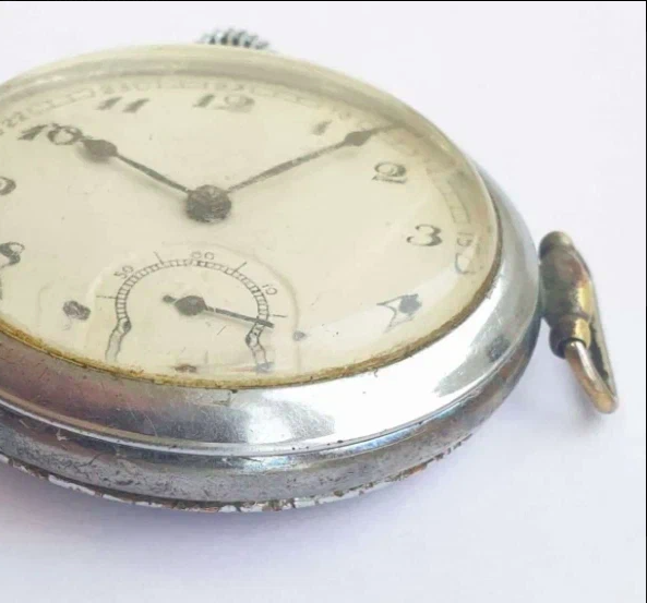 Эти часы - первые наручные часы в России. А что здесь с циферблатом?
