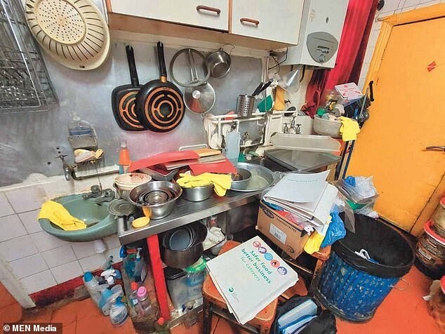 Раковины, кастрюли и сковородки, не отличающиеся чистотой