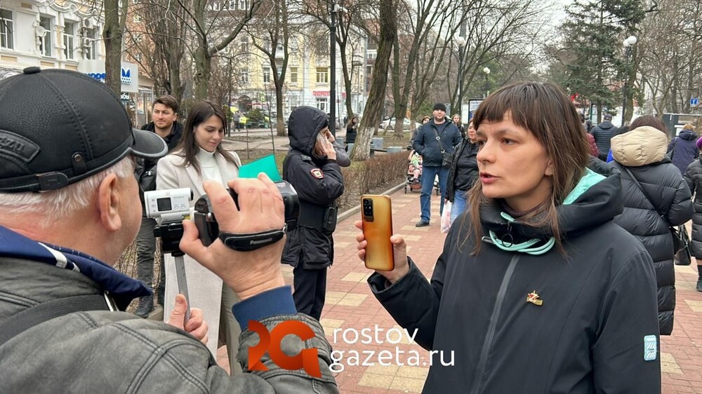 Ростовчанка устроила скандал на открытии памятника сатирику Жванецкому