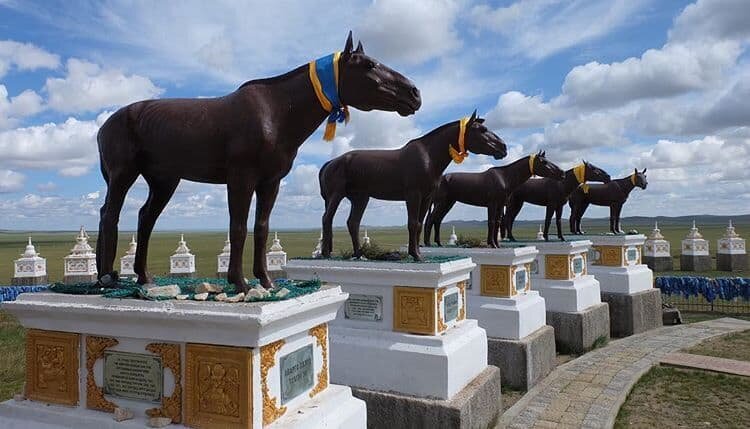 Как в Монголии хоронят высокопоставленных лошадей
