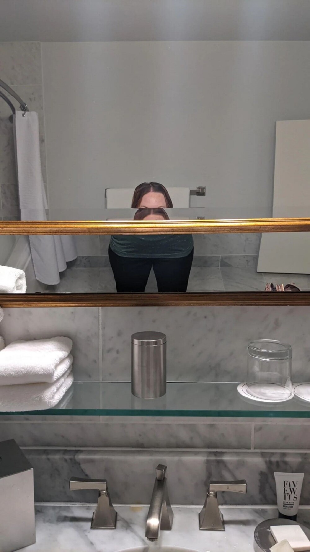18. Зеркало в отеле