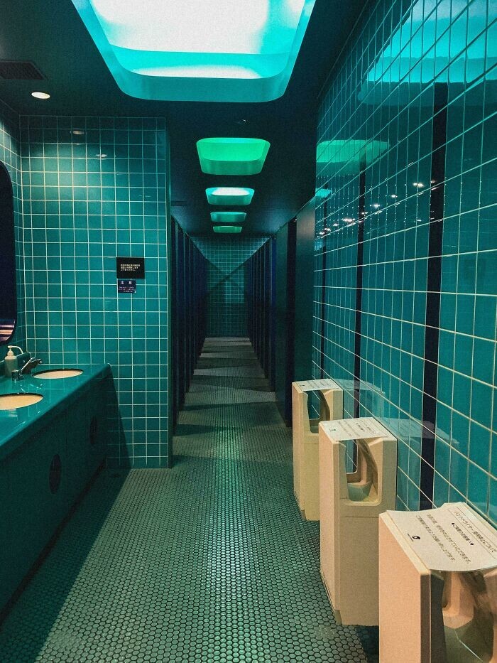 25. Туалет в театре, Япония