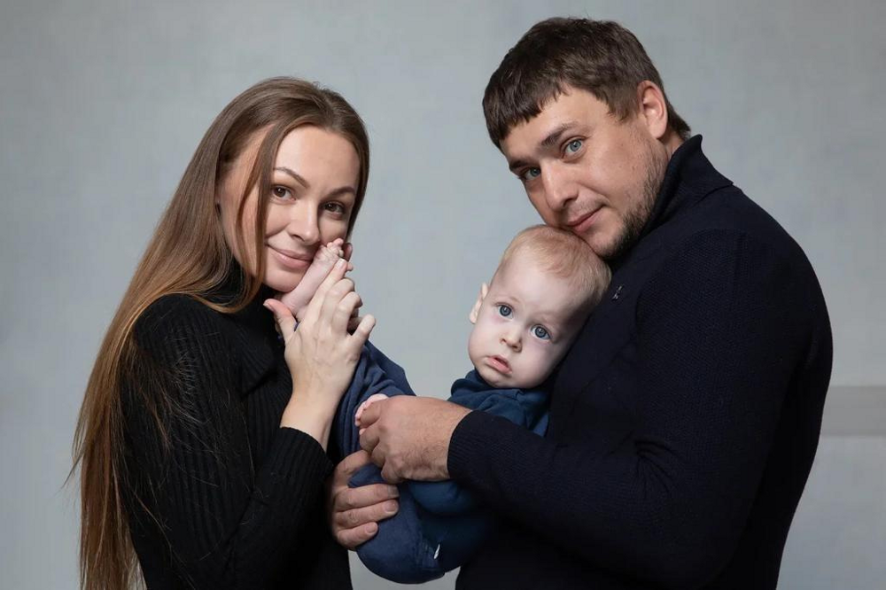 «Ребёнка не обеспечивают лекарством, это наша боль»: в Екатеринбурге родители мальчика с редким заболеванием устроили пикет у здания Минздрава