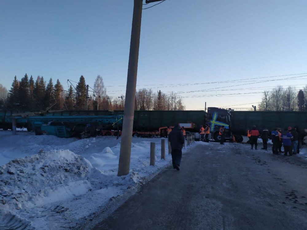 В Пермском крае товарный поезд протаранил заглохший на переезде грузовик