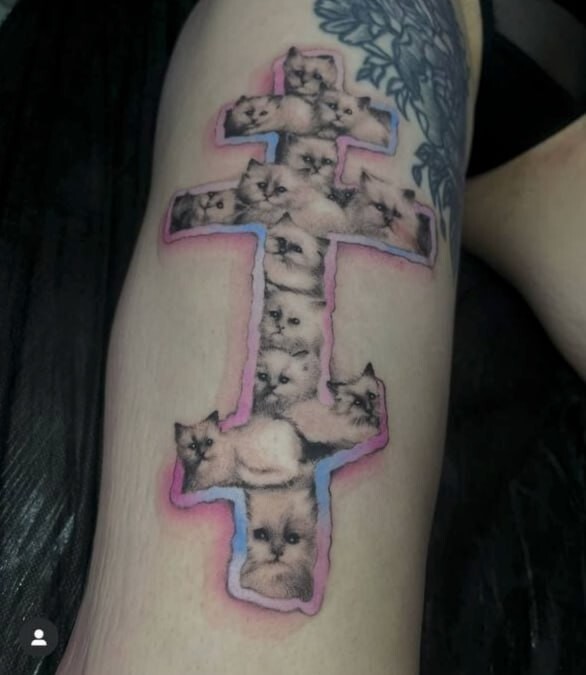 "Если котята оскорбляют ваши чувства веры, то у меня сомнения в её крепости": тату-мастеру попеняли на рисунки с крестами и животными