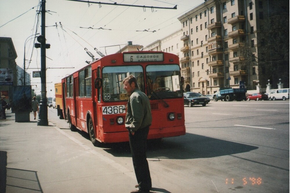 4. У Курского вокзала, Москва, 1998 год