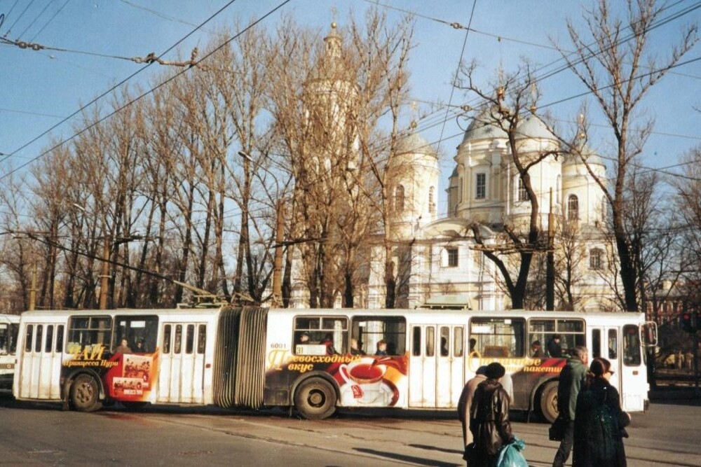 2. Троллейбус ЗиУ-6205 на улицах Санкт-Петербурга