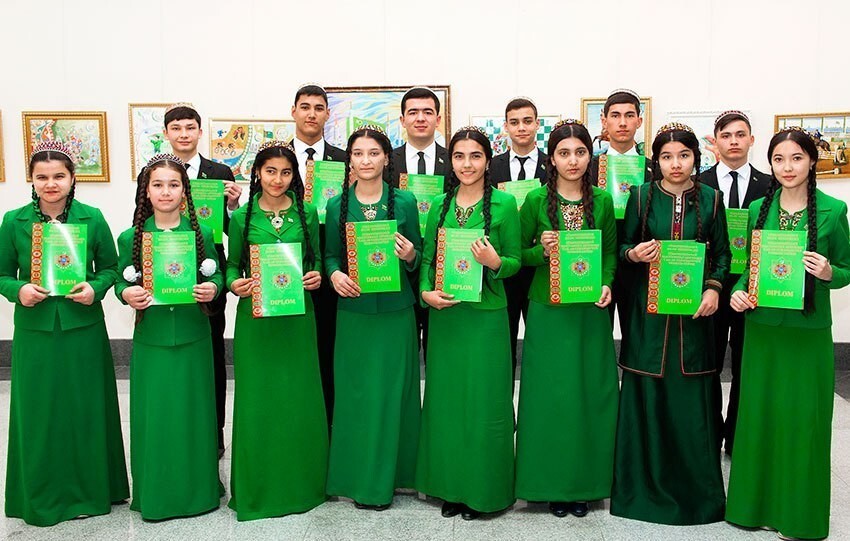 Назад в Средневековье: в Туркмении проверят целомудрие школьниц старших классов