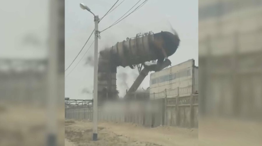 В Казахстане  63-метровая башня с нефтяными отходами загорелась и рухнула