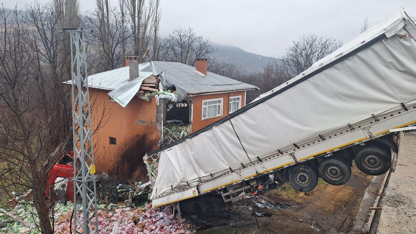 В Турции два грузовика протаранили второй этаж частного дома