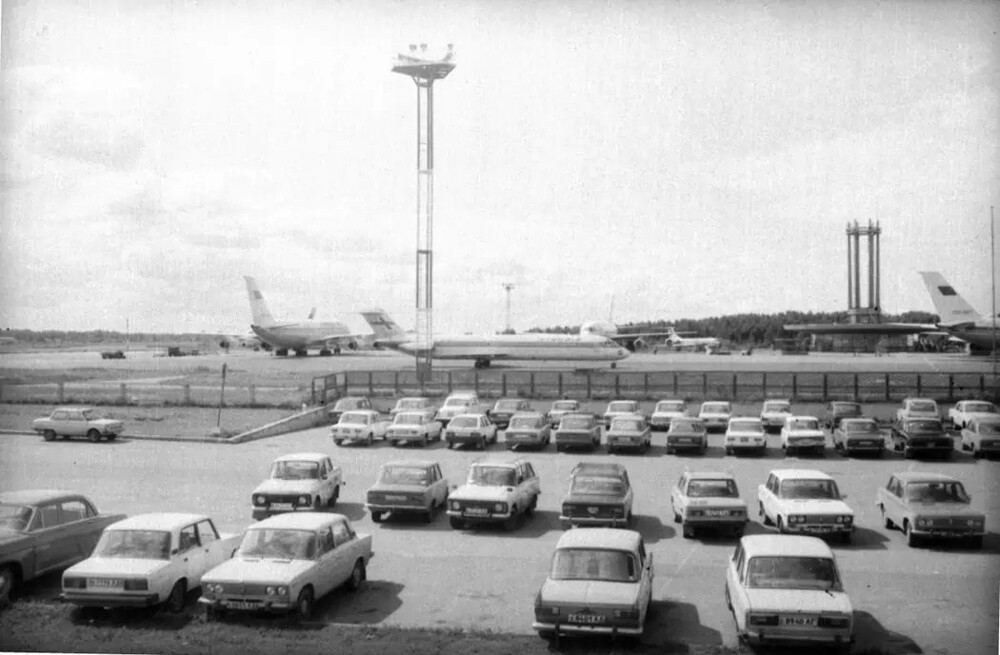 Автостоянка у аэропорта Пулково. Ленинград, 1990 год.