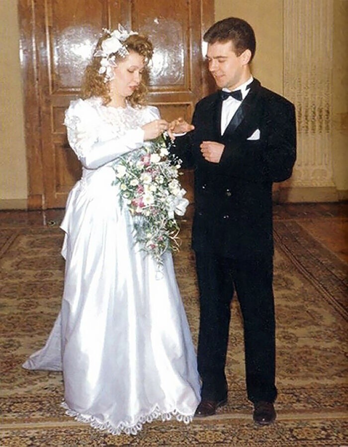 Дмитрий и Светлана Медведевы стали супругами 24 декабря 1993 года.
