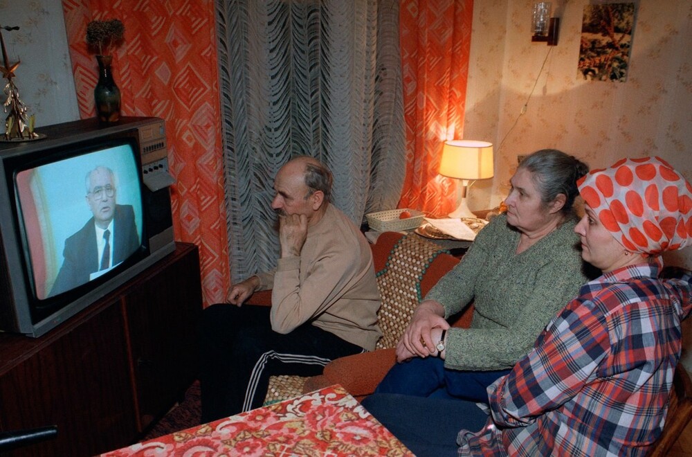 25 декабря: Московская семья смотрит как Горбачев объявляет о своей отставке, 1991 год.