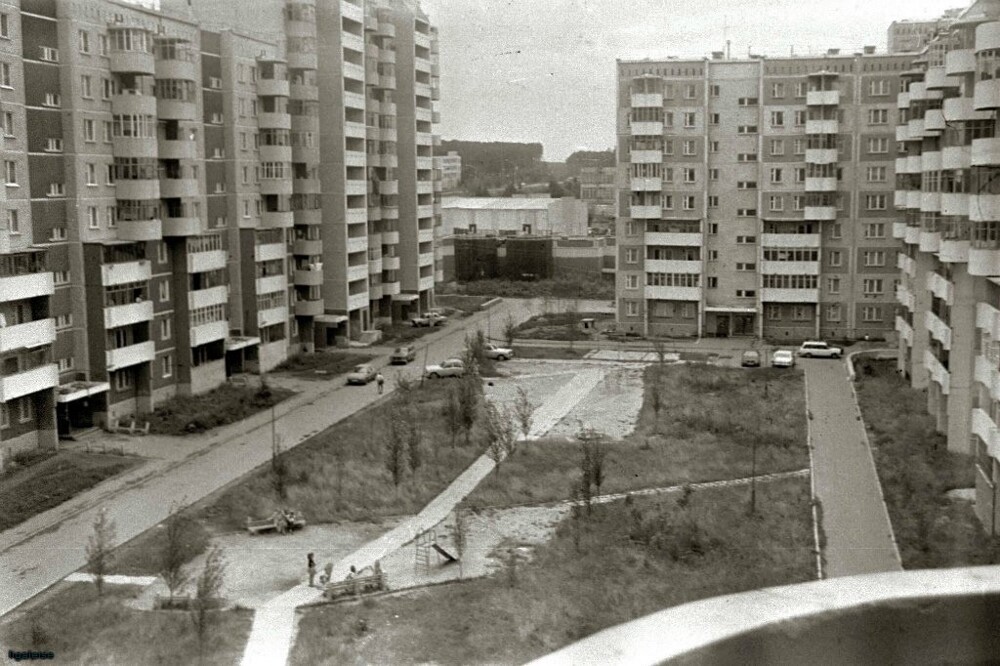 Двор по ул. Крестинского, 27 и 31. Екатеринбург, 1995 год.