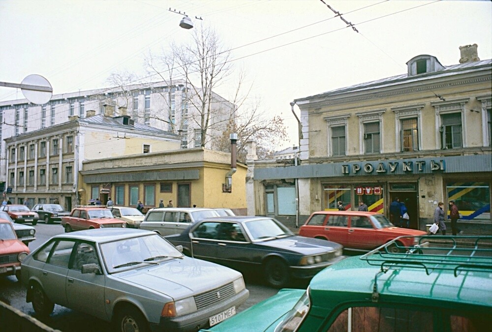 Aвтомобильный поток на улице Солянка, Москва 1991 год.