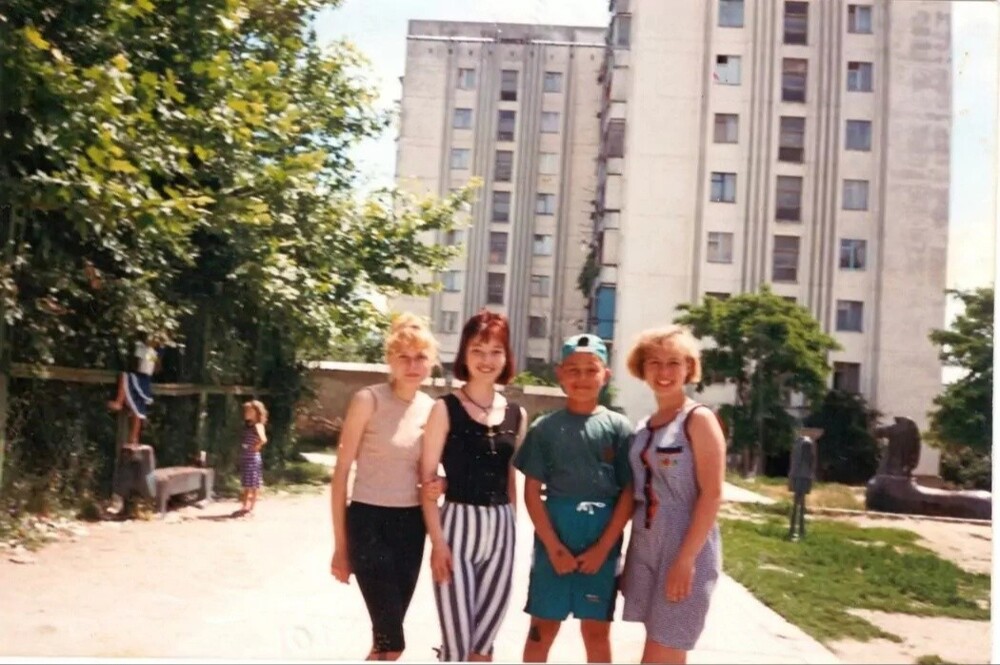 Двор дома №61 по улице Героев-Десантников, детская игровая площадка. Новороссийск , 1996 год.