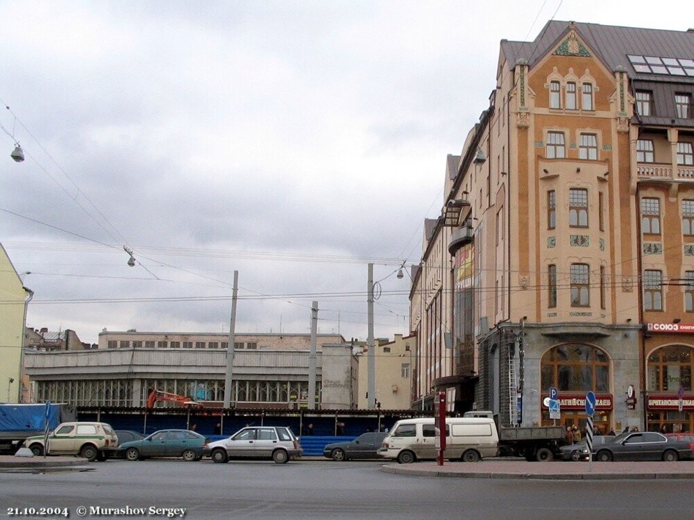 Над наземным павильоном станции метро "Достоевская" идёт строительство торгово-офисного центра "Регент Холл". 