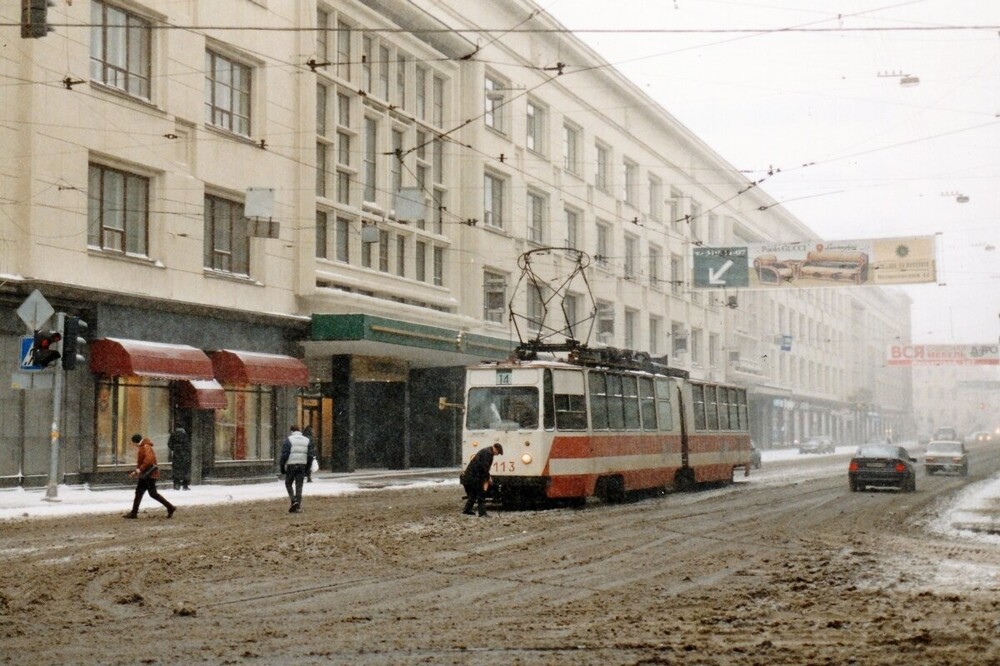 Поздняя осень , слякоть и 14 трамвай на Вознесенском проспекте на фоне здания Санкт-Петербургского университета технологии и дизайна.