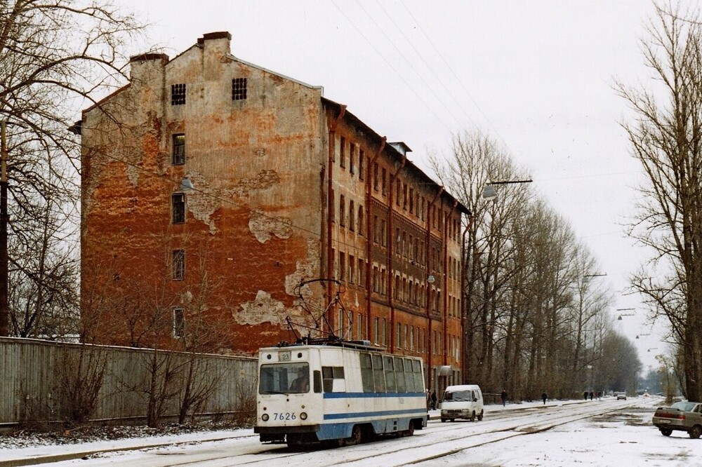 Трамвай 23 маршрута на улице Жукова, которая в те годы выглядела совсем печально.