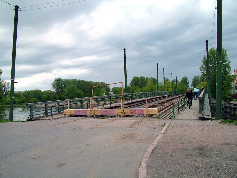 Деревянный Лазаревский трамвайный мост на Крестовский остров закрыт уже пару лет.
