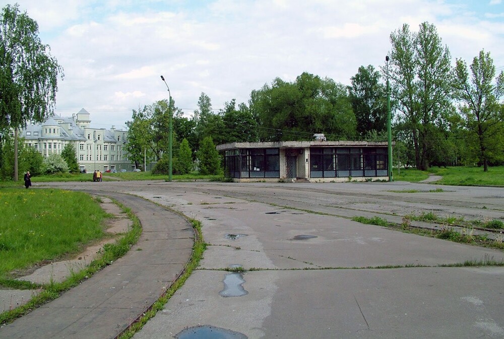 Трамвай постепенно исчезает с Крестовского острова. На фото - закрытая конечная станция "ЦПКиО".