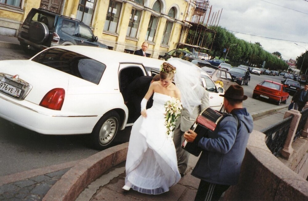 Вспомним свадебную моду 2004 года.