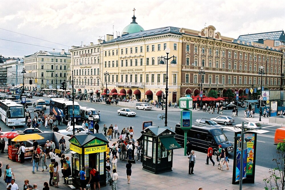 Таким в 2004 году был перекрёсток Невского проспекта и Михайловской улицы.