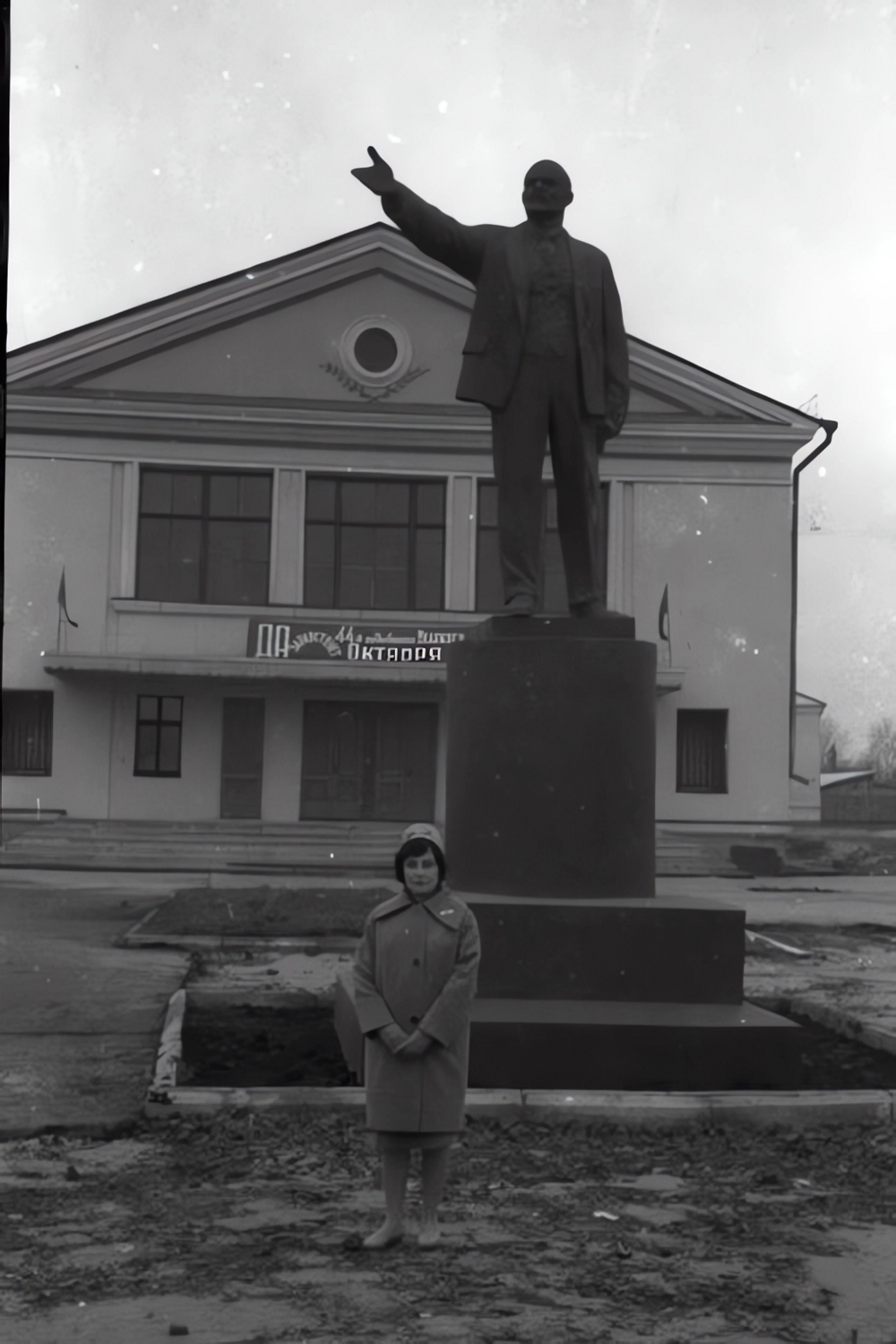 Моршанск, Тамбовская область. Кинотеатр "Октябрь" и памятник Ленину. 1961 год.